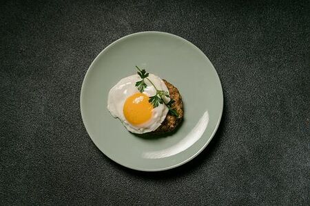 Бифштекс с яйцом