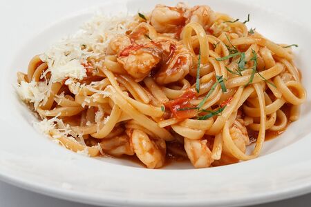 Лингвини с креветками, коньячным маслом и пармезаном