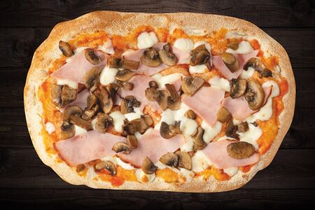 Римская пицца с грибами и ветчиной