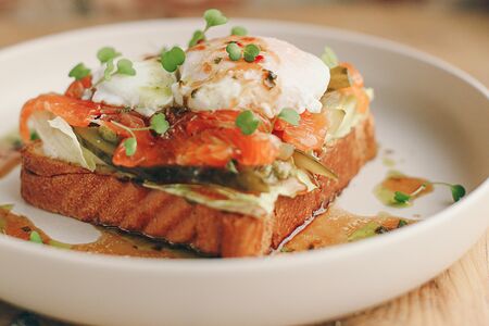 Авокадо-тост с форелью и яйцом пашот