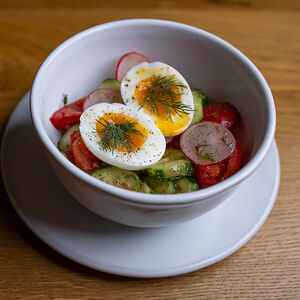 Домашний салат из овощей с оливковым маслом