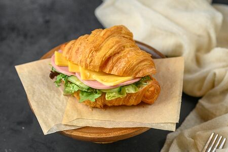 Круассан с ветчиной и сыром