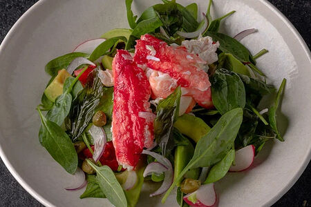 Камчатский краб с авокадо, томатами и шпинатом