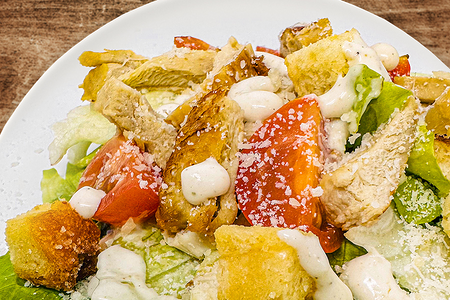 Салат цезарь с курицей