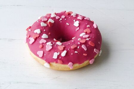 Донат с клубничной начинкой