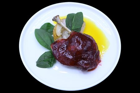 Утиная ножка в брусничной глазури