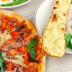 Ужин на двоих - пицца и два салата романо с курицей