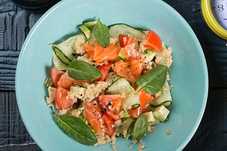 Салат с авокадо и лососем