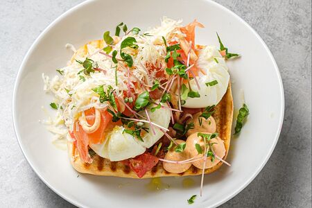 Яйца Арзака с копченым лососем