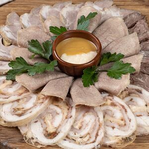 Ассорти из мясных деликатесов