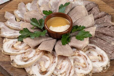 Ассорти из мясных деликатесов