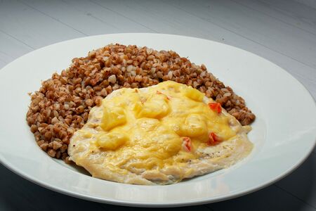 Филе куриное с ананасом, помидором и сыром