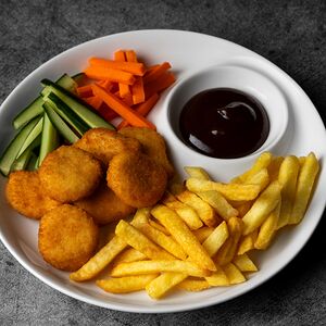 Наггетсы с картофелем фри и овощами