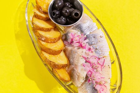 Сельдь в стиле СССР с маринованным луком и оливками