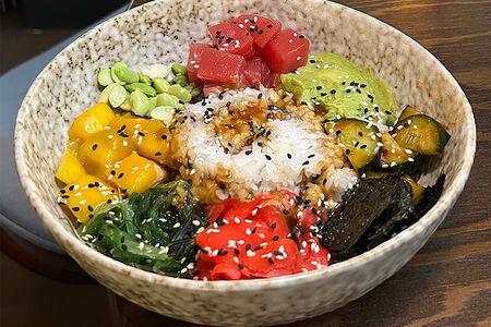 Поке с тунцом и медово-кунжутным соусом