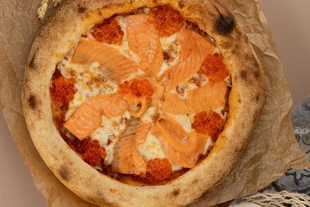 Пицца с лососем