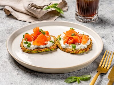 Оладьи из цукини с лососем и сливочным сыром