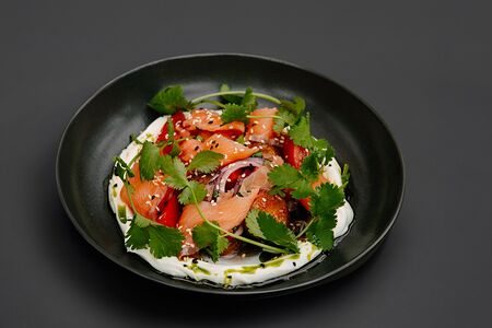 Со слабосоленым лососем, муссом фета и молодым картофелем