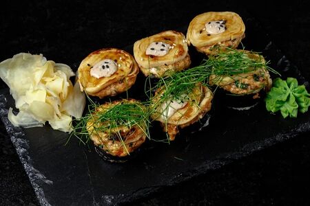 Запеченный ролл с цыпленком тартар