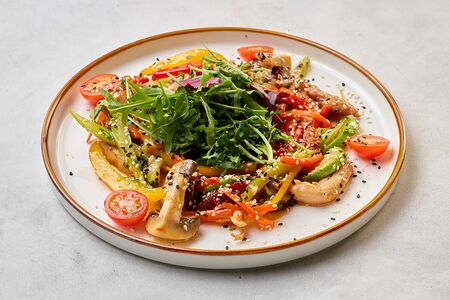 Теплый салат с цыпленком