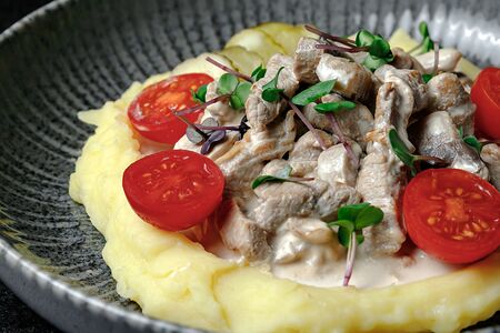 Свинина по-строгановски с картофельным пюре