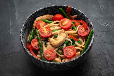 Wok Острый с курицей и томатами черри