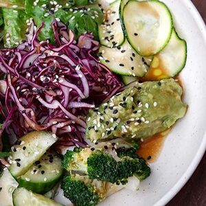 Зеленый салат с гуакамоле, цукини и брокколи