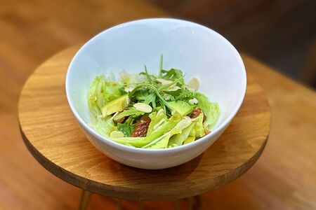 Салат с авокадо и вялеными томатами