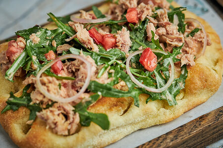 Тунец консервированный, японский майонез, страчателла, лук