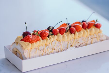 Меренговый рулет Персик-маракуйя