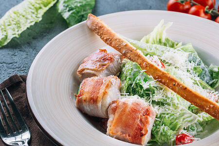 Цезарь с курицей в беконе