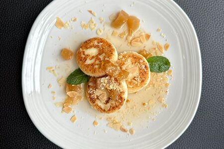 Сырники с печеными яблоками с корицей и миндальными лепестками