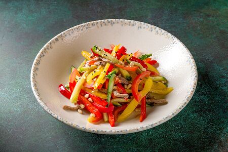 Теплый салат с телятиной