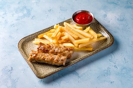 Люляшки из курицы с картофелем фри