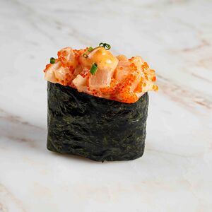Острые суши с морским гребешком и икрой тобико