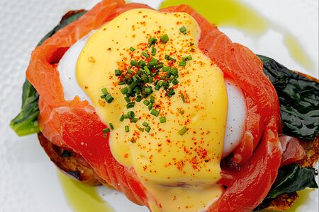 Яйцо Бенедикт с форелью