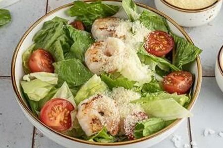 Салат Цезарь с креветками