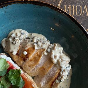 Индейка в соусе форестье с хрустящим баклажаном