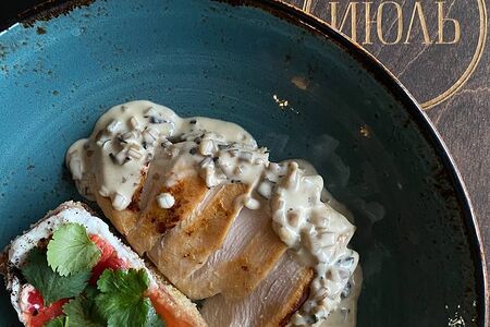 Индейка в соусе форестье с хрустящим баклажаном