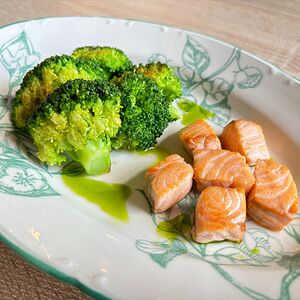 Кубики лосося с брокколи