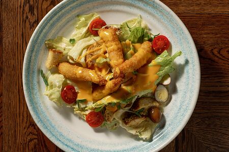 Сырный цезарь с тигровой креветкой темпура