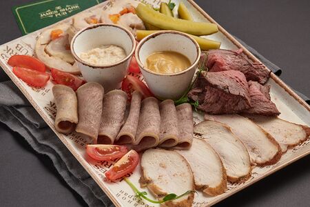 Мясная тарелка