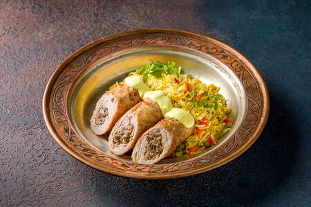 Куриный рулет с сыром и овощами с шафрановым рисом