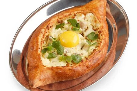 Хачапури по-аджарски Чкмерули