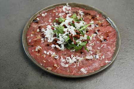 Карпаччо из говядины с сальсой