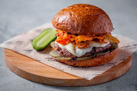 Фирменный чизбургер