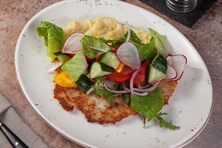Куриный шницель с картофельным пюре