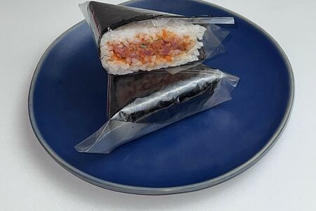 Онигири с тунцом