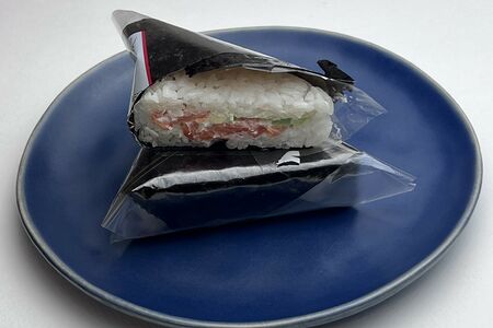 Онигири с лососем