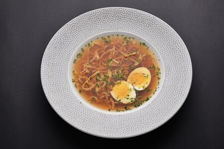 Куриный суп с домашней лапшой и яйцом